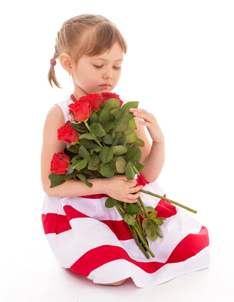 Chica joven con un ramo de rosas . — Foto de Stock