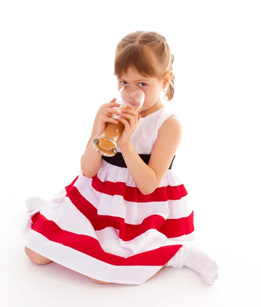 Giovane ragazza con un bicchiere di succo . — Foto Stock