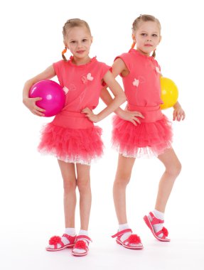 iki genç kız jimnastikçi ile spor top.