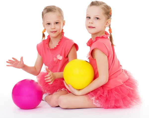 Zwei charmante Schwestern lieben es, Ball zu spielen. — Stockfoto