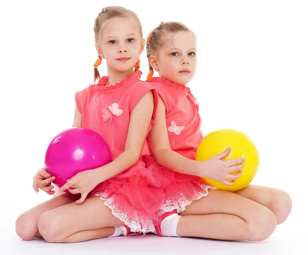 Zwei charmante Schwestern lieben es, Ball zu spielen. — Stockfoto