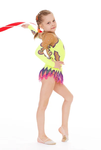 Красивый маленький гимнаст танцует с ленточкой — стоковое фото