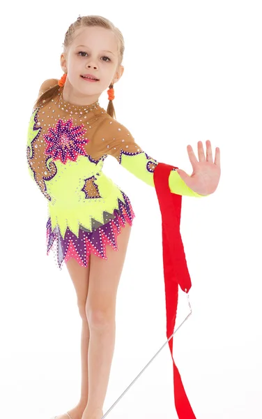 Bezaubernde kleine Turnerin tanzt mit Schleife — Stockfoto