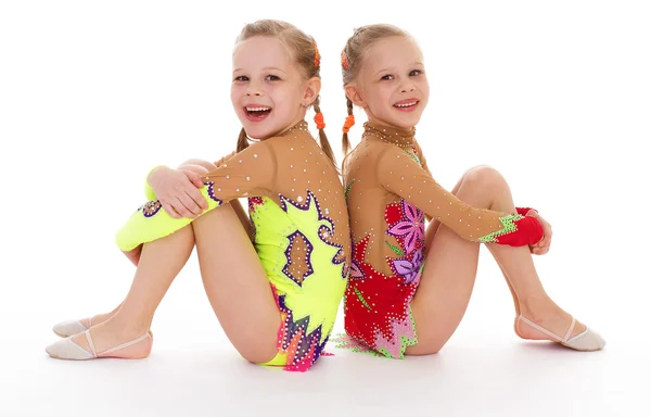 Dois menina bonita fazendo ginástica — Fotografia de Stock