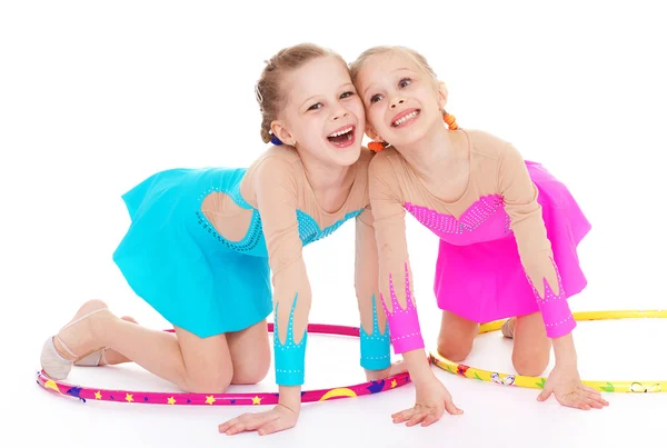 Dois menina bonita fazendo ginástica — Fotografia de Stock