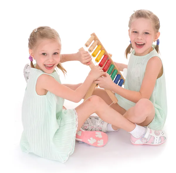 Schattig zusters werken in de montessori-omgeving. — Stockfoto