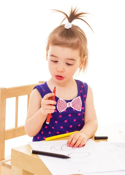 Meisje met verf aan de tafel. — Stockfoto