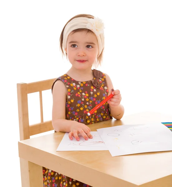 Petite fille avec des peintures à la table . — Photo