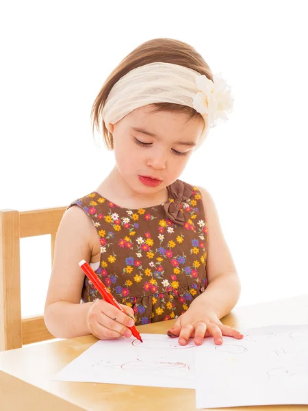 Κοριτσάκι με χρώματα στο τραπέζι. — Φωτογραφία Αρχείου