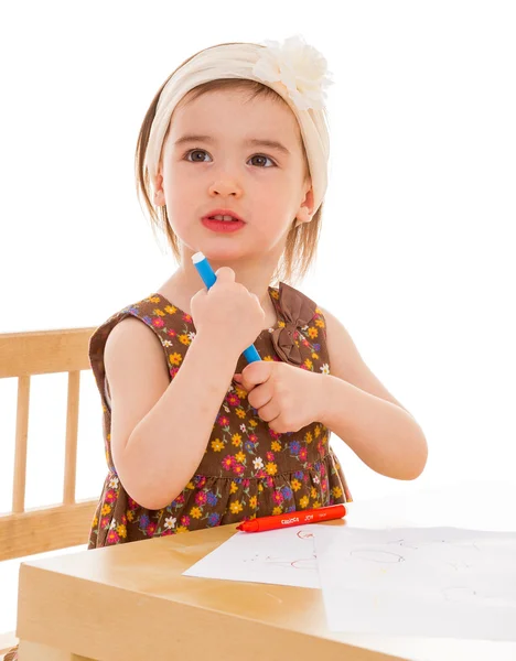 Niña con pinturas en la mesa . —  Fotos de Stock