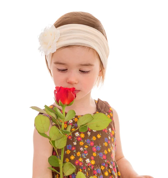 Kleines Mädchen mit einem Strauß roter Rosen .. — Stockfoto