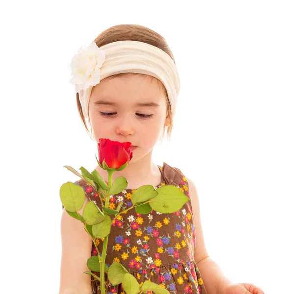 赤いバラの花束を持つ小さな女の子 .. — ストック写真