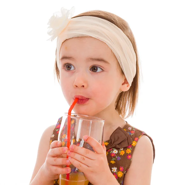 Liten flicka med ett glas saft. — Stockfoto