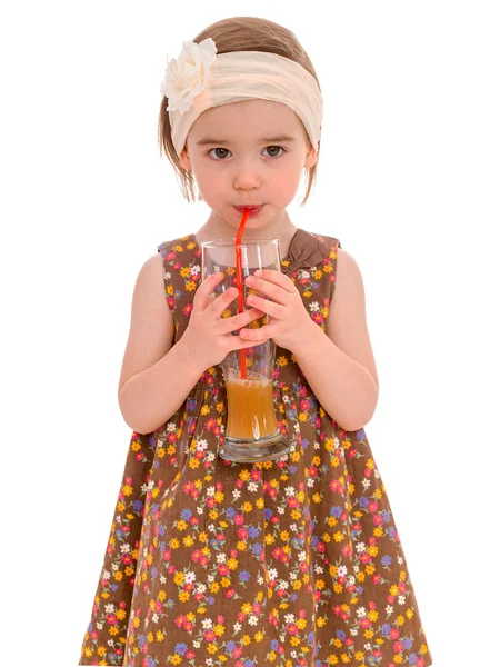 Bambina con un bicchiere di succo . Fotografia Stock