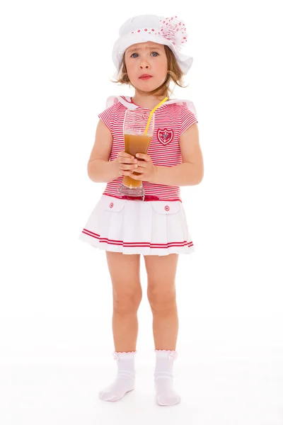 Encantadora niña con un vaso de jugo . — Foto de Stock