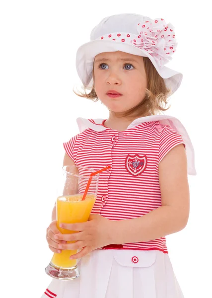 Bir bardak meyve suyu ile sevimli küçük kız. — Stok fotoğraf