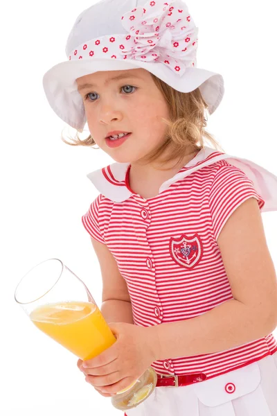 Charmante petite fille avec un verre de jus . — Photo