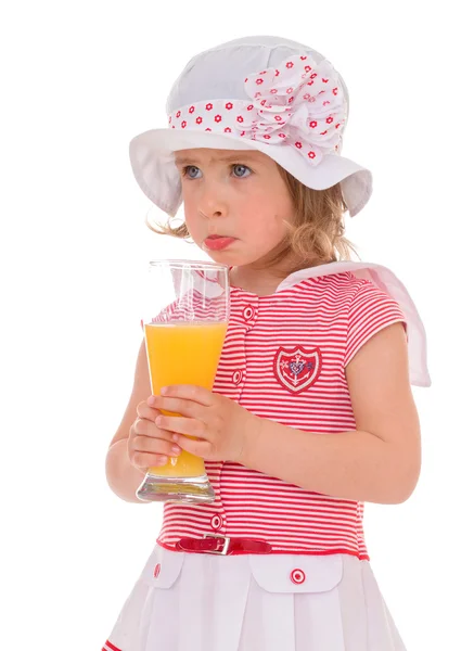 Encantadora niña con un vaso de jugo . — Foto de Stock