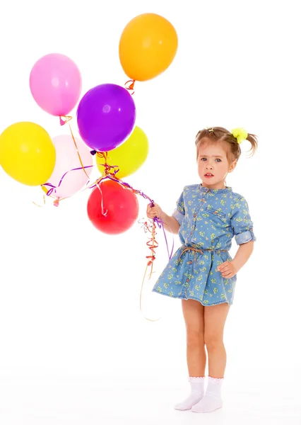 Charmantes Mädchen mit Luftballons. — Stockfoto