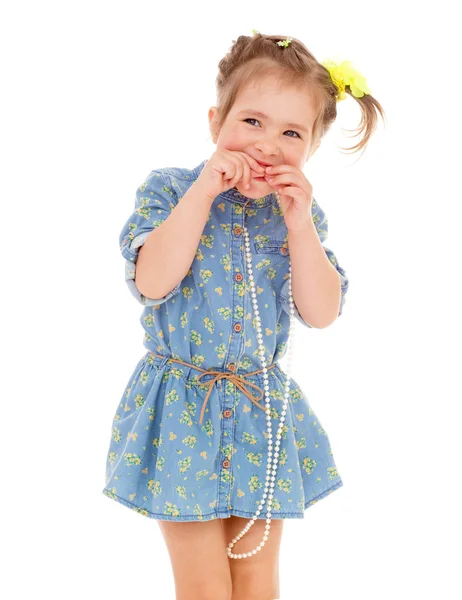 Charmant klein meisje spelen en plezier. — Stockfoto