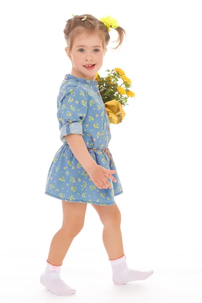 Encantadora menina segurando um buquê de flores . — Fotografia de Stock