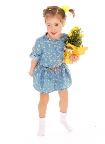 Charmant klein meisje houden een bloemboeket. — Stockfoto