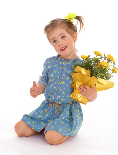 Charming little girl holding a flower bouquet. — Stock Photo, Image