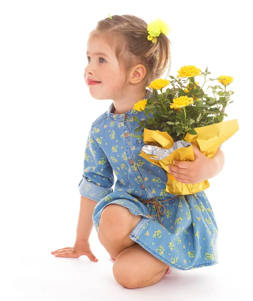 Encantadora menina segurando um buquê de flores . — Fotografia de Stock