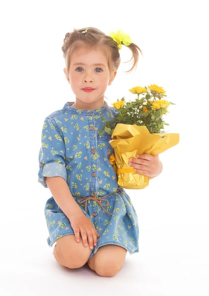 Encantadora menina segurando um buquê de flores . — Fotografia de Stock