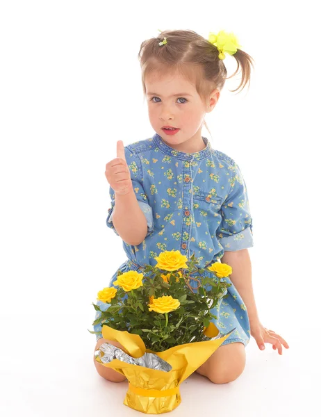 Charmante petite fille tenant un bouquet de fleurs . — Photo