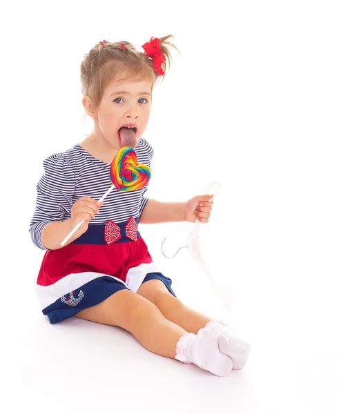 Charmant klein meisje met een lolly. — Stockfoto