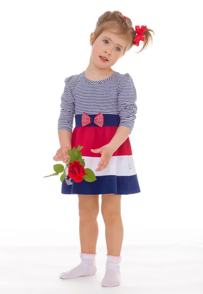 Μικρό κορίτσι της μόδας με ένα τριαντάφυλλο. — Φωτογραφία Αρχείου