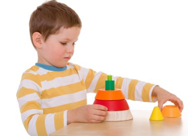 küçük çocuk bir piramit ile oynuyor