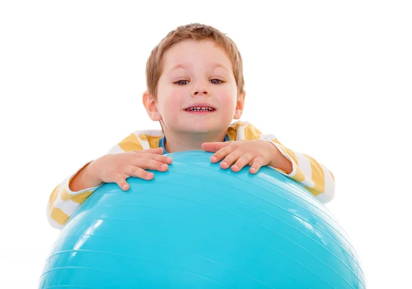Liten pojke med en stor boll. — Stockfoto