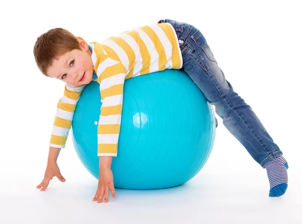 Petit garçon avec une grosse boule . — Photo