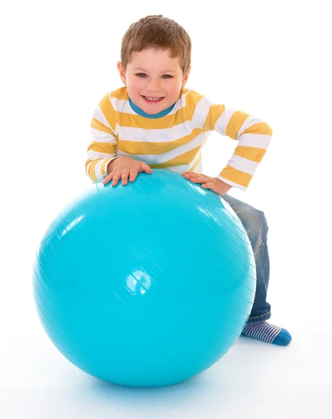 Kleine jongen met een grote bal. — Stockfoto