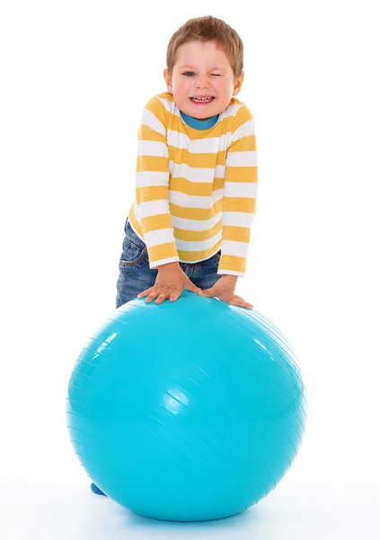 Menino com uma bola grande . — Fotografia de Stock