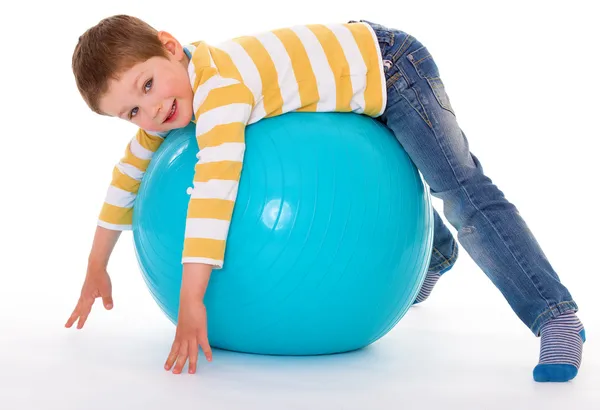 Liten pojke med en stor boll. — Stockfoto