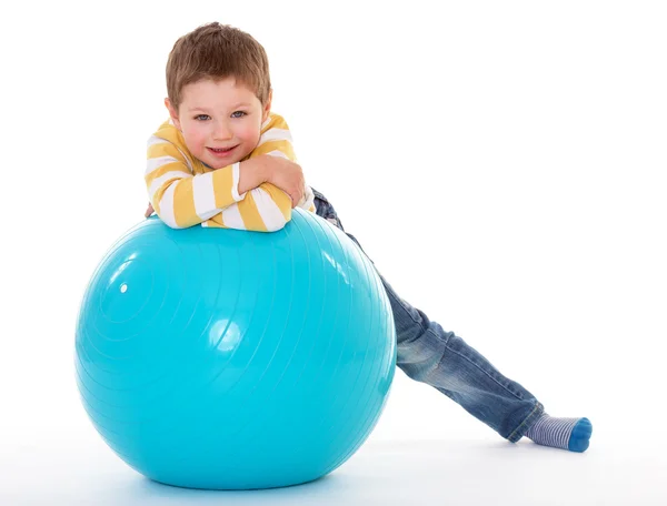 Niño pequeño con una pelota grande . — Foto de Stock