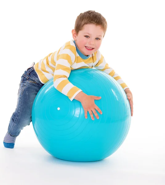 Niño pequeño con una pelota grande . —  Fotos de Stock