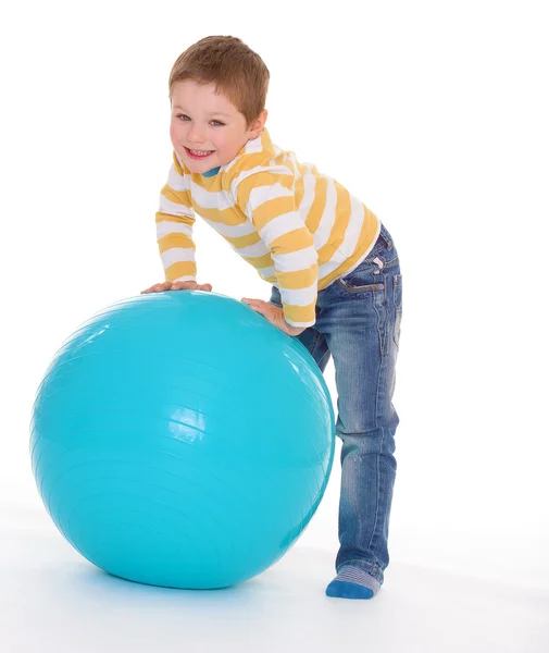 Petit garçon avec une grosse boule . — Photo