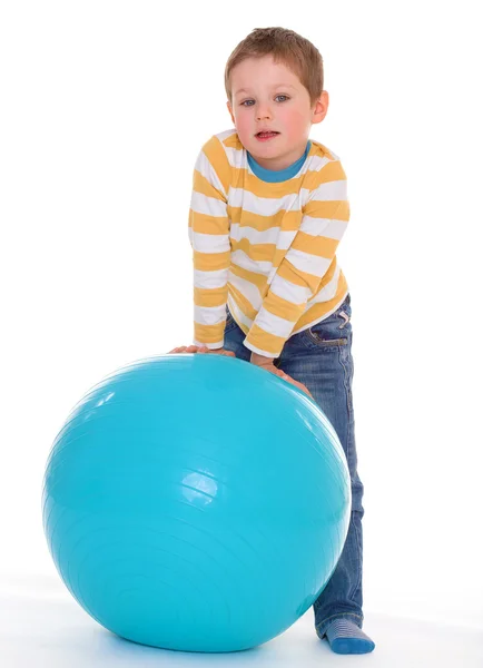 Menino com uma bola grande . — Fotografia de Stock