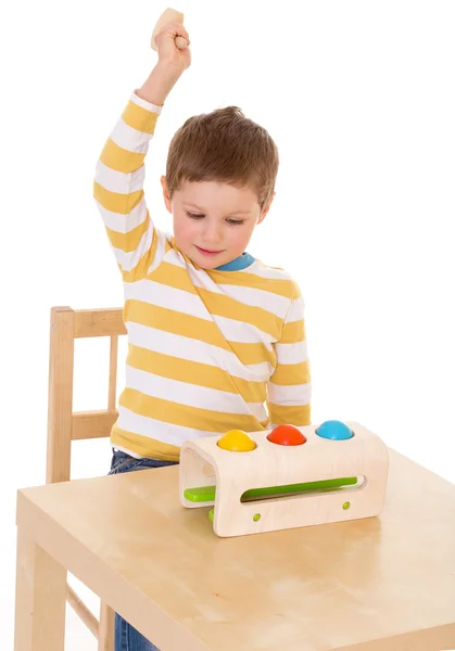 Petit garçon jouant à la table — Photo