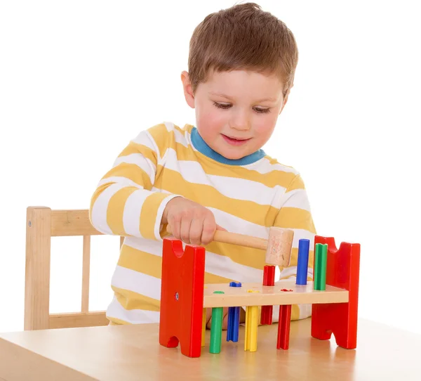 Liten pojke spela vid bordet — Stockfoto