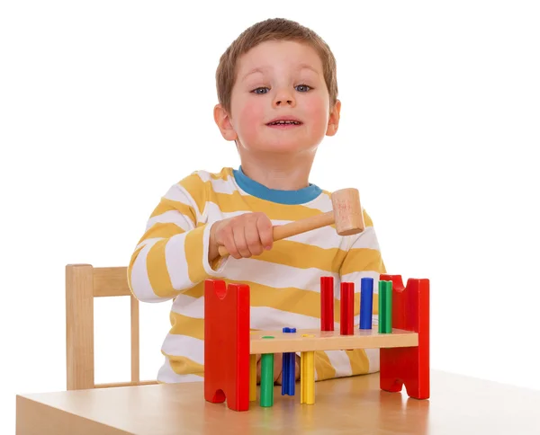 Kleiner Junge spielt am Tisch — Stockfoto