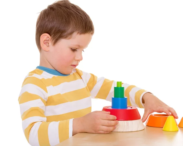 Маленький мальчик играет с пирамидой — стоковое фото