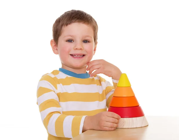 Petit garçon joue avec une pyramide — Photo