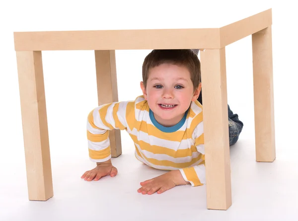 O menino está sentado na mesa. . — Fotografia de Stock