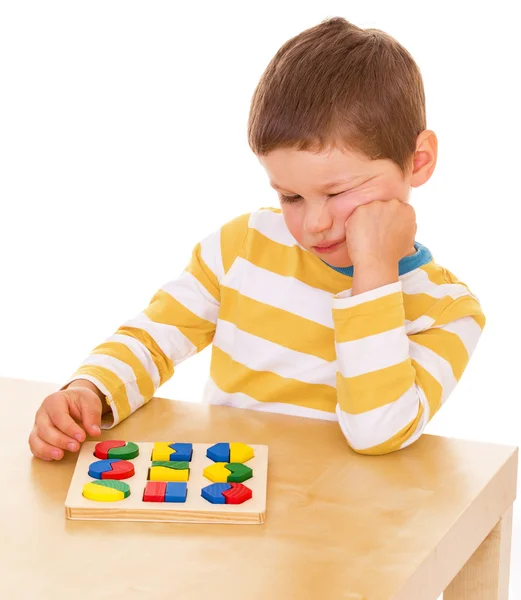 Menino brincando na mesa — Fotografia de Stock