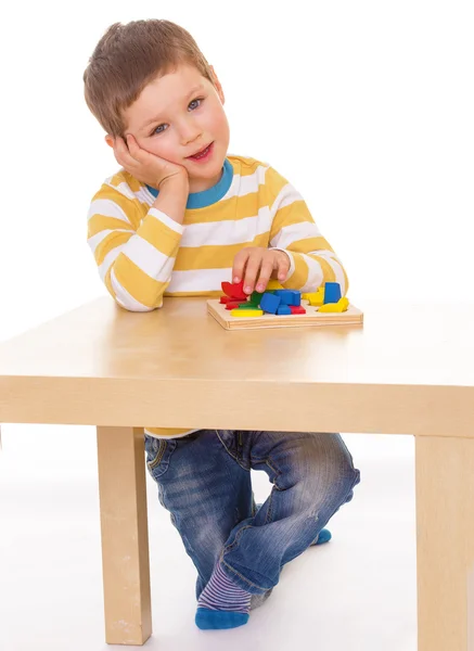 小さな男の子が、テーブルで遊んで — ストック写真